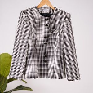 Vintage 90s blazer sizes medium, like new, ideal for Christmas.